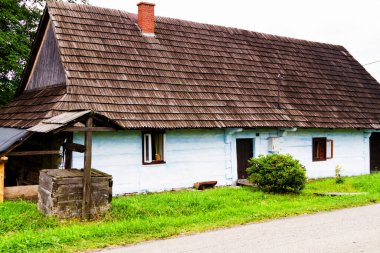 Beskid Niski dağlarındaki eski, ahşap geleneksel ev, Polonya