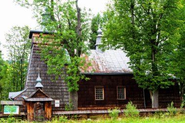 Polonya 'nın Beskid Niski sıradağlarındaki UNESCO' da listelenen güzel antik ahşap Katolik kilisesi
