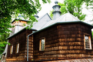 Polonya 'nın Beskid Niski sıradağlarındaki UNESCO' da listelenen güzel antik ahşap Katolik kilisesi