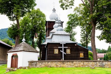 USCIE GORLICKIE, POLAND - 14 Ağustos 2017: Polonya Beskid Niski sıradağlarındaki UNESCO 'da listelenen güzel antik ahşap Katolik kilisesi