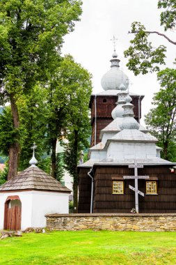 USCIE GORLICKIE, POLAND - 14 Ağustos 2017: Polonya Beskid Niski sıradağlarındaki UNESCO 'da listelenen güzel antik ahşap Katolik kilisesi