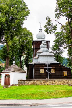 USCIE GORLICKIE, POLAND - 14 Ağustos 2017: Polonya Beskid Niski sıradağlarındaki UNESCO 'da listelenen güzel antik ahşap Katolik kilisesi
