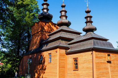 Polonya 'nın Beskid Niski sıradağlarındaki UNESCO' da listelenen güzel antik ahşap Katolik kilisesi