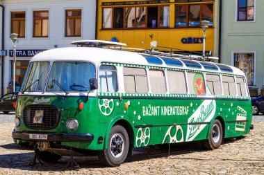 BARDEJOV, SLOVAKIA - 15 Ağustos 2017: UNESCO 'nun listesindeki şehir Bardejov, Slovakya' daki pazar meydanında eski yeşil otobüs Jelcz 43