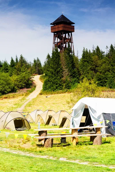 Observationstorn Och Tält Basläger Luban Gorce Bergen Polsk Nationalpark Polen — Stockfoto