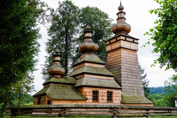 Kwiaton Poland 2017年8月12日 美丽的古代希腊天主教木制教堂在波兰别斯基山山脉被联合国教科文组织列入 免版税图库图片