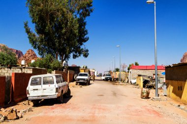 WADI RUM, JORDAN - 5 Ekim 2017: Çölün yakınındaki Wadi Rum köyü aynı zamanda Ay Vadisi olarak da bilinir. Çöl birçok film için çekim yeri olarak kullanıldı. Şimdilerde popüler bir safari merkezi.