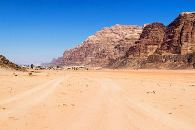 Wadi Rum, Ortadoğu 'daki Ay Vadisi olarak bilinir. Çöl birçok film için çekim yeri olarak kullanıldı. Bugünlerde burası popüler bir safari merkezi..