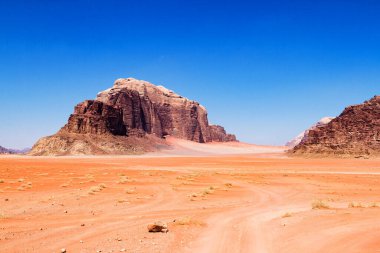 Wadi Rum, Ortadoğu 'daki Ay Vadisi olarak bilinir. Çöl birçok film için çekim yeri olarak kullanıldı. Bugünlerde burası popüler bir safari merkezi..