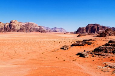 Wadi Rum, Ortadoğu 'daki Ay Vadisi olarak bilinir. Çöl birçok film için çekim yeri olarak kullanıldı. Bugünlerde burası popüler bir safari merkezi..