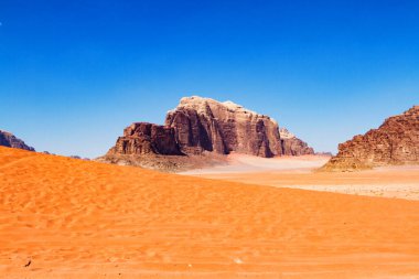 Wadi Rum, Ortadoğu 'daki Ay Vadisi olarak bilinir. Çöl birçok film için çekim yeri olarak kullanıldı. Bugünlerde burası popüler bir safari merkezi..
