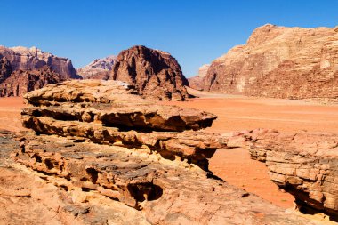 Wadi Rum, Ortadoğu 'daki Ay Vadisi olarak bilinir. Çöl birçok film için çekim yeri olarak kullanıldı. Bugünlerde burası popüler bir safari merkezi..