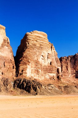 Wadi Rum, Ortadoğu 'daki Ay Vadisi olarak bilinir. Çöl birçok film için çekim yeri olarak kullanıldı. Bugünlerde burası popüler bir safari merkezi..