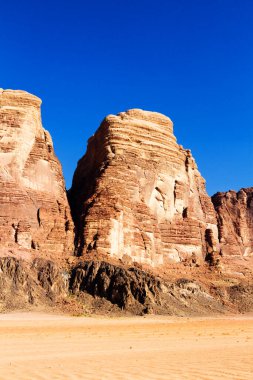 Wadi Rum, Ortadoğu 'daki Ay Vadisi olarak bilinir. Çöl birçok film için çekim yeri olarak kullanıldı. Bugünlerde burası popüler bir safari merkezi..