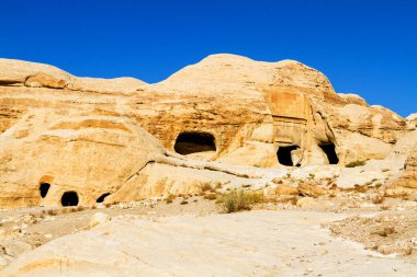 Petra - antik şehrin turizm kompleksi. Ürdün 'de popüler turizm merkezi ve dönüm noktası.