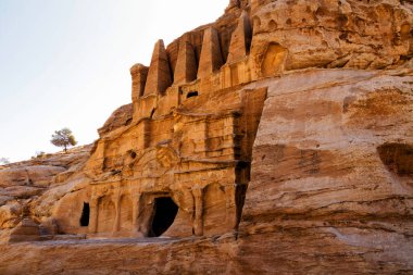 Petra - antik şehrin turizm kompleksi. Ürdün 'de popüler turizm merkezi ve dönüm noktası.