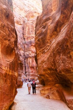 PETRA, JORDAN - 14, 2017: Siq, Ürdün 'ün gizli kenti Petra' ya giriş kapısı görevi gören dar kanyon, burada turistlerle birlikte görülüyor.