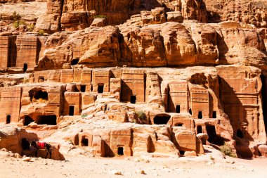 Petra - antik şehrin turizm kompleksi. Ürdün 'de popüler turizm merkezi ve dönüm noktası.