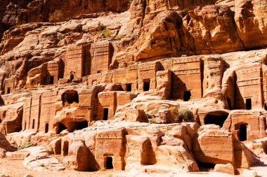 Petra - antik şehrin turizm kompleksi. Ürdün 'de popüler turizm merkezi ve dönüm noktası.