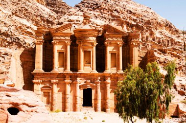 Petra Manastırı Ad Deir 'in çarpıcı manzarası, Ürdün, açık mavi bir gökyüzü gününde.