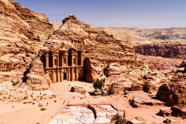 Petra Manastırı Ad Deir 'in çarpıcı manzarası, Ürdün, açık mavi bir gökyüzü gününde.