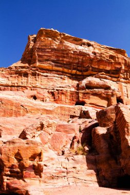 Petra - antik şehrin turizm kompleksi. Ürdün 'de popüler turizm merkezi ve dönüm noktası.