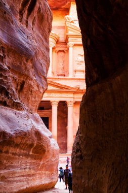 PETRA, JORDAN - 14, 2017: Siq, Ürdün 'ün gizli kenti Petra' ya giriş kapısı görevi gören dar kanyon, burada turistlerle birlikte görülüyor.