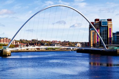 NEWCASTLE UPON TYNE, İngiltere - 28 Ekim 2017: Newcastle ve Gateshead arasında Tyne Nehri 'ni kaplayan Iconic Gateshead Milennium Köprüsü' nün klasik manzarası