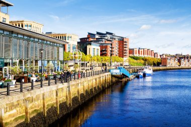 NEWCASTLE UPON TYNE, İngiltere - 28 Ekim 2017: Newcastle 'ın panoramik manzarası ve Tyne, Tyne ve Wear, İngiltere, İngiltere