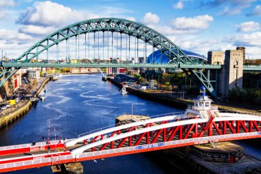 NEWCASTLE UPON TYNE, İngiltere - 28 Ekim 2017: Newcastle ve Gateshead, Birleşik Krallık arasında Tyne Nehri 'ni kaplayan Iconic Tyne Köprüsü' nün klasik manzarası