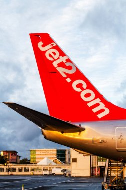 NEWCASTLE, İngiltere - 13 Kasım JET2 Airbus A320 Birleşik Krallık 'ta Tyne Havaalanı Newcastle' a parklar