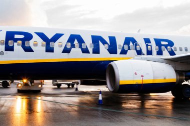 WROCLAW, POLAND - 9 Kasım 2017: Wroclaw havaalanındaki Ryanair Boeing 737 'ye insanlar biniyor. Ryanair, 393 Boeing 737 filosuyla dünyanın en büyük havayollarından biridir..