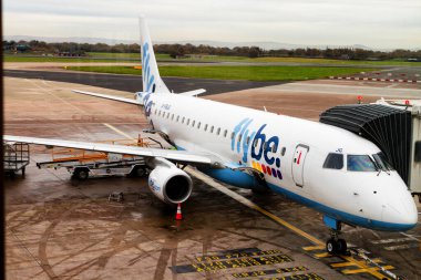 AMSTERDAM, NETHERDLANDS - Kasım 03, 2017 'de Schiphol havaalanında Flybe' dan Embraer E 175. Flybe düşük maliyetli bir taşıyıcı..