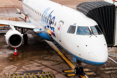 AMSTERDAM, NETHERDLANDS - Kasım 03, 2017 'de Schiphol havaalanında Flybe' dan Embraer E 175. Flybe düşük maliyetli bir taşıyıcı..
