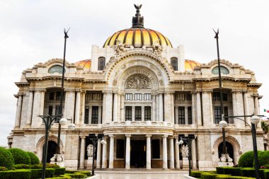 MEXICO CITY - 14 Kasım 2017: Palacio de Bellas Artes veya Güzel Sanatlar Sarayı, Mexico City 'de ünlü bir tiyatro, müze ve müzik mekanı