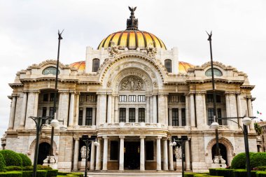 MEXICO CITY - 14 Kasım 2017: Palacio de Bellas Artes veya Güzel Sanatlar Sarayı, Mexico City 'de ünlü bir tiyatro, müze ve müzik mekanı