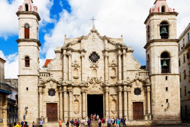 HAVANA, CUBA - 15 Nisan 2017 Havana Katedrali ve güzel bir günde yakınlardaki ünlü meydan. Plaza de la Katedral.