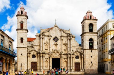 HAVANA, CUBA - 15 Nisan 2017 Havana Katedrali ve güzel bir günde yakınlardaki ünlü meydan. Plaza de la Katedral.