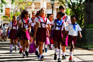 HAVANA, CUBA - 15 Kasım 2017: Havana Vieja 'daki okul çocukları bir tur sırasında parkta yürüyorlar.
