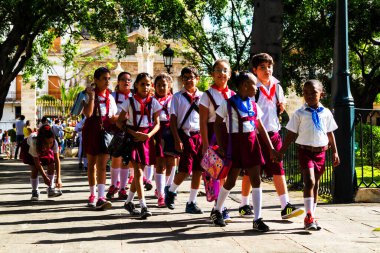 HAVANA, CUBA - 15 Kasım 2017: Havana Vieja 'daki okul çocukları bir tur sırasında parkta yürüyorlar.