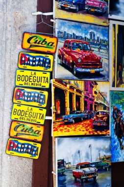 HAVANA, CUBA - 17 Kasım 2017: Renkli plakalar sergileniyor. Bunlar hediyelik eşya olarak satılan popüler eşyalar ve Havana, Trinidad 'daki pek çok mağazadan satın alınabilir..