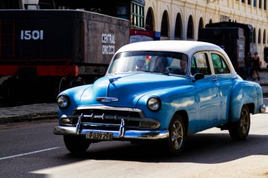HAVANA, CUBA - 18 Kasım 2017: Havana, Küba sokaklarında eski renkli klasik araba. Ambargo nedeniyle Amerikan arabaları hala kullanılıyor ve turistler için taksi veya taşımacılık görevi görüyor.