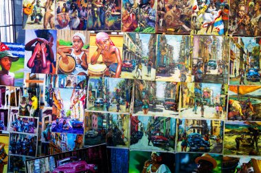 CUBA, HAVANA - 17 Kasım 2017: resimlerle ve resimlerle yerel bir pazarda tezgahlar. Küba yaşamının kopyaları. Gerçek renkler ve konular.