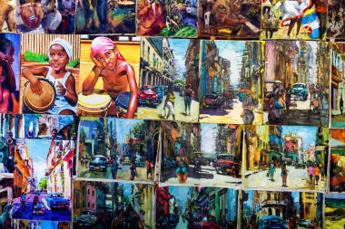 CUBA, HAVANA - 17 Kasım 2017: resimlerle ve resimlerle yerel bir pazarda tezgahlar. Küba yaşamının kopyaları. Gerçek renkler ve konular.