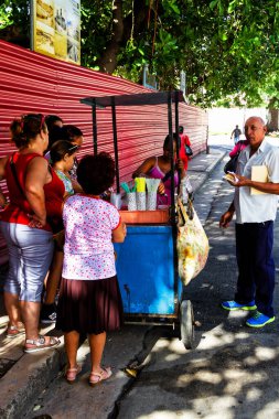 HAVANA, CUBA - NOV 15, 2017: Havana, Küba 'da bir seyyar gıda arabasından yiyecek ve içecek satan sokak satıcısı