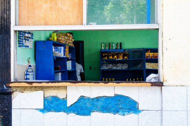 HAVANA, CUBA - NOV 20, 2017: Neredeyse boş rafları olan ve seçebileceği veya alabileceği fazla eşya bulunmayan yerel bir Küba mağazasının iç görünümü. Sadece temel gıda ürünleri.