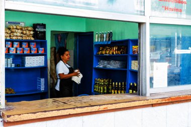 HAVANA, CUBA - NOV 20, 2017: Neredeyse boş rafları olan ve seçebileceği veya alabileceği fazla eşya bulunmayan yerel bir Küba mağazasının iç görünümü. Sadece temel gıda ürünleri.