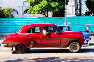 HAVANA, CUBA - 18 Kasım 2017: Havana, Küba sokaklarında eski renkli klasik araba. Ambargo nedeniyle Amerikan arabaları hala kullanılıyor ve turistler için taksi veya taşımacılık görevi görüyor.