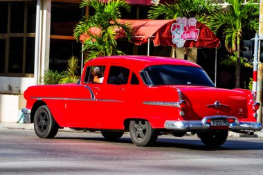 HAVANA, CUBA - 18 Kasım 2017: Havana, Küba sokaklarında eski renkli klasik araba. Ambargo nedeniyle Amerikan arabaları hala kullanılıyor ve turistler için taksi veya taşımacılık görevi görüyor.