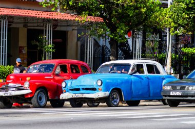 HAVANA, CUBA - 18 Kasım 2017: Havana, Küba sokaklarında eski renkli klasik araba. Ambargo nedeniyle Amerikan arabaları hala kullanılıyor ve turistler için taksi veya taşımacılık görevi görüyor.